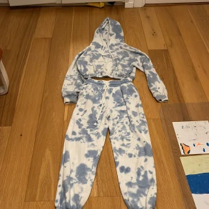 Mjukis set - Tröja och byxor i storlek XS säljer på grund av att den är för liten för mig annars älskar den. 💕 200kr för hela setet annars 100kr för ett plagg.