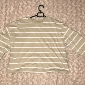 Långärmad T-shirt Gina tricot  - Randig långärmad T-shirt. Använd tre gånger. Köpt för 100kr på Gina tricot. Storlek xxs men passar mig som är s, blir då lite magtröja och lite längre i ärmarna. Vida ärmar.