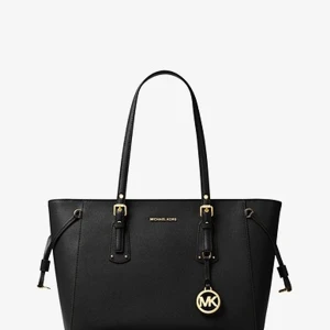 Michael kors väska  - (Lånade bilder) jag säljer nu min varsamt använda Michael kors väska. Den har även ett väldigt bra fäste i väskan där du kan fästa din plånbok. Säljer den för 500 kr eller bud.