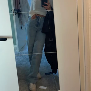 Jeans  - Säljer dessa snygga jeans från Gina tricot!! Använd ca 3 gånger!! Strl 32 men passar 34. Frakt tillkommer!!