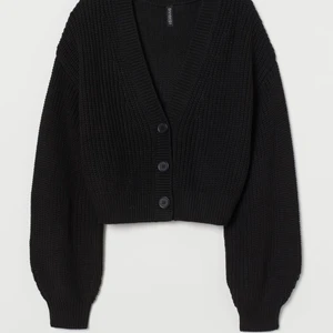 Svart kofta :) - Här har vi en jätte fin svart crop kofta eller Cardigan. Köptes från H/M och original priset är 200kr, men jag säljer den för hälften och kanske mindre istället:) skriv privat om due intresserad eller om du vill prata om frakten. 