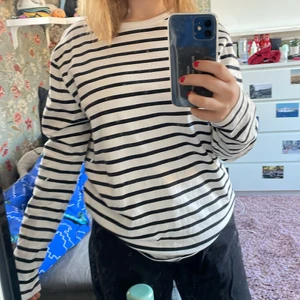 Randig tröja - Lite tjockare randig tröja från zara. Knappt används så inga defekter alls, ser ny ut. Oversized på mig som är 160 lång! 