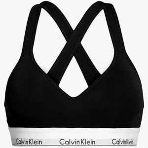 Calvin Klein Bralette - ALDRIG ANVÄND! Säljer nu min Calvin Klein Bralette som aldrig blivit använd då den är för liten. Kan skickas mot frakt och även mötas upp i Gävle. Nypris 500kr och säljer nu för 299kr.