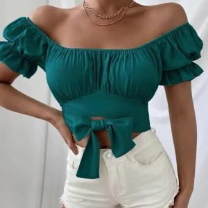 Grön topp - En favorit topp!! Älskar färgen och gör outfit på topp. Mer som en magtröja.