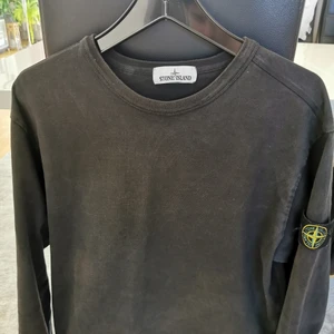 Stone Island tröja - Stone Island crewneck i storlek XL. Den passar även L. Tröjan är i gott skick, men aningen urtvättad. Cond 8/10. Nypris runt 2000 så kan släppa den till bra pris. Självklart ÄKTA, finns qr-kod. Har ingen användning av den då den sitter för stort så kan släppa den för ett bra pris. Kom med bud :))