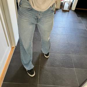 Nästan helt oanvända jeans från zara men snygg slits-detalj. Sitter superfint men tyvärr passar inte färgen mig💓 nypris 399
