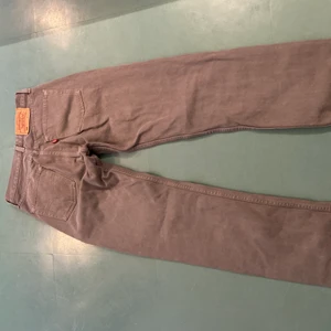 Gråa Levis 501 - Vintage Levis 501 köpta second hand 2020, bra skick med några få fläckar. Säljer pga för små
