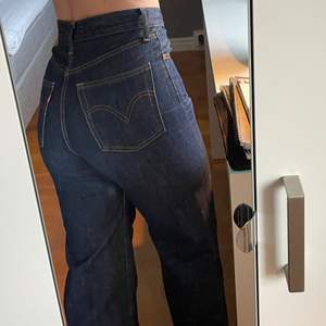 Säljer mina Levis jeans, använda fåtal gånger, jätte fint Skick❤️är 177