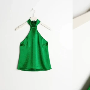 Ginatricot - Säljer nu mitt slutsålda linne från ginatricot. Passar inte riktigt på mig och har köpt lite andra kläder där av säljer jag den. Storleken är XS men passar mig som i vanliga fall har S