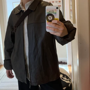 oversized brun läderjacka  - Mörkbrun läderjacka (äkta) köpt secondhand i storlek XL. Sitter oversized på mig som vanligtvis har s/m! jag är 166cm för längdreferens. Super cool och i toppen skick, perfekt vårjacka! 