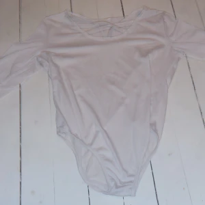 Vit body - Vit body, inte någon man knäpper, vet inte vilken storlek, men gissar på S men kan gå med M då den är ganska stretchig.