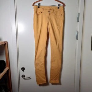 Gula byxor - Gula byxor i jeansmodell från BikBok. Hittar ingen storleksmärkning men bör vara S🌱