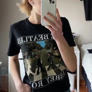 The Beatles tshirt  - Säljer en merch tshirt från The Beatles i storlek S som jag fått. Säljer den då den inte alls är min stil. Den är helt oanvänd med tagg kvar och enligt taggen är den äkta! Tröjan är i toppskick och aldrig använd. Köparen står för frakt!  
