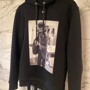 Säljer en Limitato hoodie i stl M. Säljer pga för stor. Nypris 3600kr. 