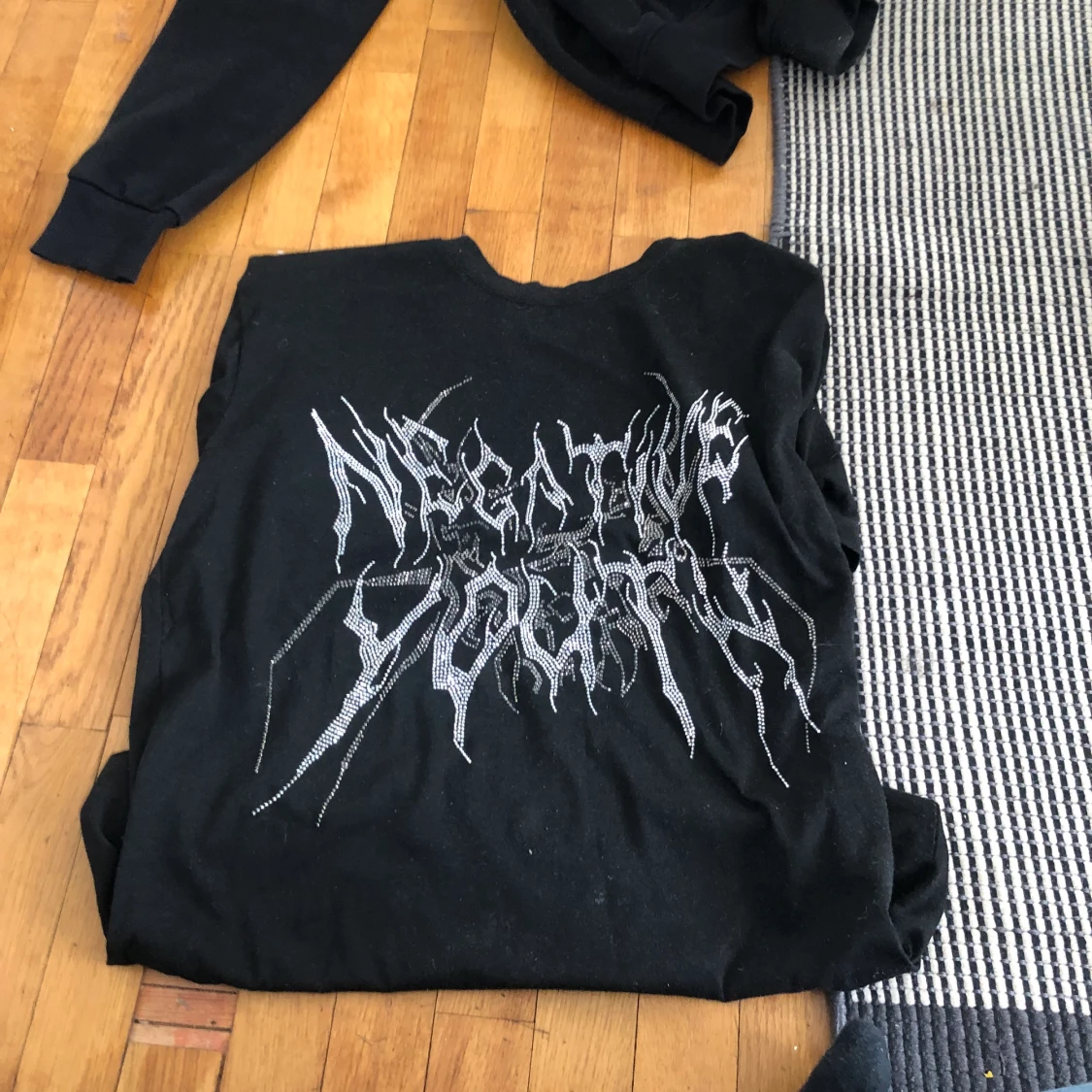 T-shirt, med pärlor/stenar