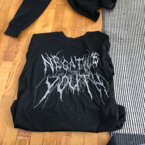 T-shirt, med pärlor/stenar - Inte bästa kavlliteten men den funakar.