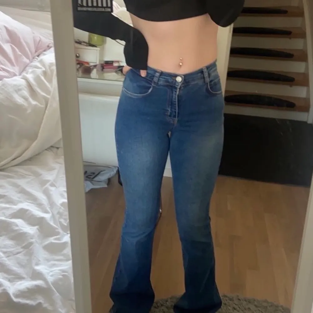 superfina jeans från pull&bear💕 Endast prövade därav i nytt skick! Stretchiga så passar flera storlekar. Jeans & Byxor.