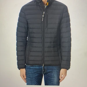 Säljer för 2399kr - Säljer denna parajumper jacka ett litet hål i armen som har täckts över med en svart tejp som man reparerar jackor med inga andra skador knappast används.