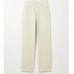 Straight jeans i färgen ”Tinted Ecru”. Storlek 25/32, säljs då de inte kommer till användning