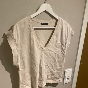 Skön topp från Zara! - Skön och luftig! Lite kortare än en vanlig T-shirt. Hämtas hos mig på Fridhemsplan eller skickas för 45 kr