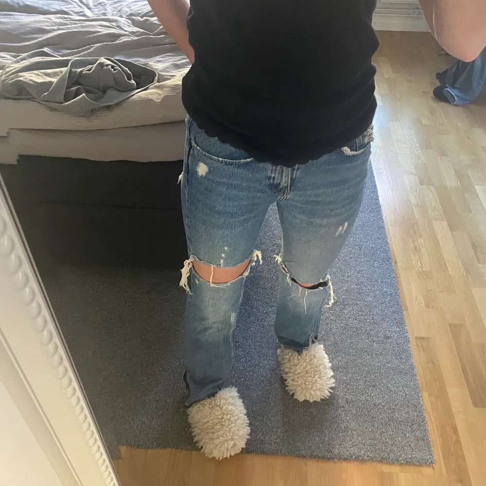 Säljer mina sjukt snygga favorit jeans med snygga slitningar!! Helt skyddad sålda. . Jeans & Byxor.