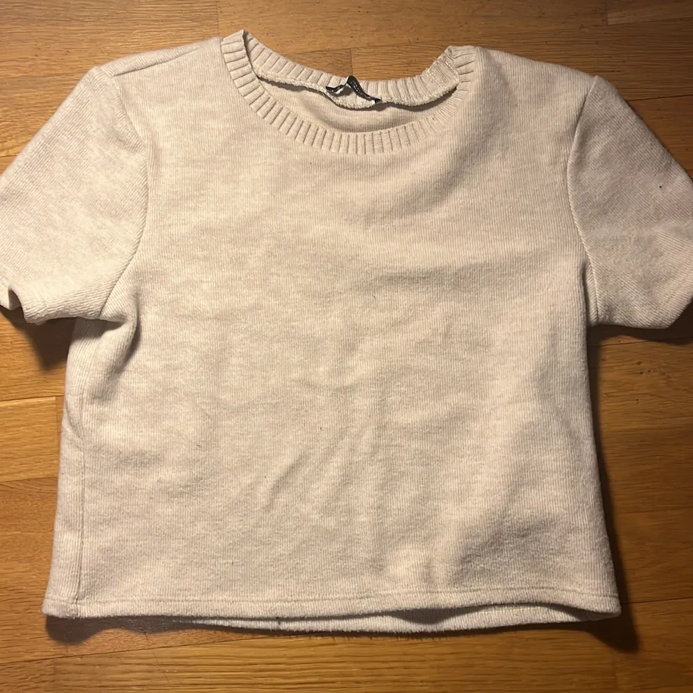 Jag säljer min jätte fina stickade t-shirt  från zara. Jag har använt tröja 1 gång och säljer pågrund av att jag tycker inte att den passar mig så bra.. Toppar.