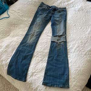 Snygga utsvängda jeans från carlings. Modellen pep Boot. Rätt lågmidjade och egetgjort hål på ena knät☺️ storlek 27/32