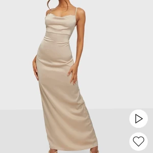 Champagne silkes balklänning  - Säljer denna helt oanvända balklänning från Nelly med lappar kvar! Slut i lager på hemsidan, nypris 700kr! Storlek 34. Frakt tillkommer