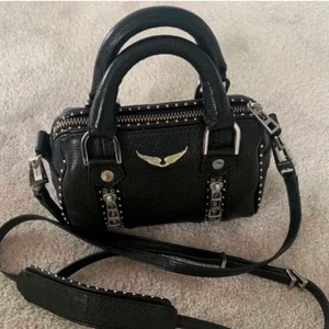 Zadig voltarie väska🤩🤩 - Säljer min super snygga Zadig väska som jag kanske inte vill sälja men isf säger jag bara vid ett bra bud!!❤️❤️ kontakta för frågor osv (lånade bilder o köparen står för frakt)