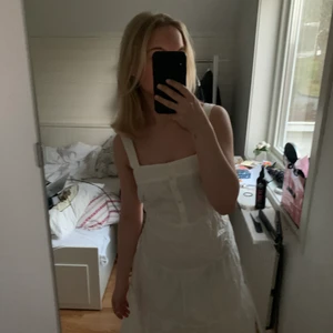 vit lång klänning  - Vit lång klänning som är jätte somrig och gullig, passar perfekt till en varm sommar dag. Tyvärr aldrig kommit till användning  