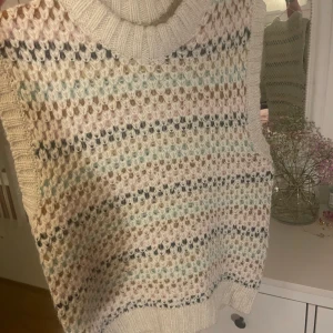Väst  - En stickad väst från Nümph i storleken M, inköpspris ca 800kr, säljer för 400kr + frakt man själv får stå för💓Använd 1 gång 