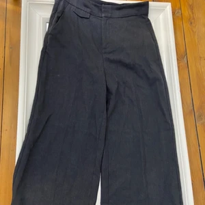 Gråa Kostymbyxor <3 - Ett par gråa kostymbyxor😻Otroligt sköna använda ett par gånger! Storlek 38 från Lindex eller Kappahl:) Pris går att diskutera
