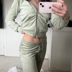 Velour sett, grönt (tröja + bralla) - Cecilia velour sett köpt för ett tag sedan men knappt använda( lila & blå finns även).  Det är alltså både byxor + huvtröja!  - storlek XS på både huvtröja och mjukisbyxor. - original pris 548kr (229kr för hoodien & 249kr för mjukisarna) men säljer för 250kr + frakt. Säljs ihop, inte separat tyvärr