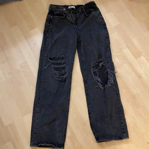 Byxor pull&bear strl:38 - Fina jeans från pull&bear, använda ett par gånger men i jättebra skick. Storlek 38 men passar på 36 också. Stora hål på knäna och betalning med swish, frakten betalar du:) köpte för 400 och byxorna är högmidjade.