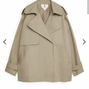 Arket trench coat  - En så snygg trenchcoat i kortare version från Arket. Väldigt bra kvalitet och ser ut som ny. Nypris 1500 kr. 