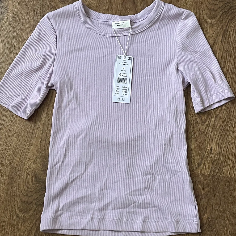 Fin lila topp/t-shirt ifrån Gina Tricot, har dock aldrig kommit till användning. Precis som ny, med prislapp kvar. Skönt material och stretchig 💜. T-shirts.