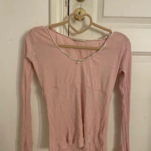 Odd Molly tröja - Säljer min rosa Odd Molly tröja som bara är använd ett fåtal gånger super fin i färg och passform. Den är i storlek 0 som motsvarar xs. Den finns i Ystad men om den ska skickas så står köparen för kostanden🤍