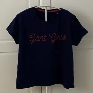 En mörkblå t-shirt från Gant med applikation💙Applikationen är en broderad text som det står ”Gant Girls”. Passform/Storlek är från 13y uppåt men skulle säga runt en S. Pris går att diskutera 