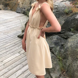 Beige kortare balklänning! - Intressekoll på min helt unika balklänning ifrån 9an! 😩🤍 ordinarie pris runt 700kr. Om många är intresserade blir det budgivning!