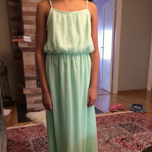Ljusgrön Cubus klänning  - Detta är en mycket ljusgrön kläning som inte har använts på länge. Den är från Cubus. 
