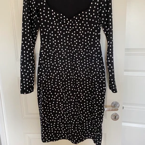 Prickig elegant klänning - En prickig elegant klänning från Anna Feild. Använd endast en gång. Snygg uringning och bekväm i stretch!