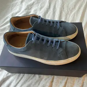 Hej, jag säljer ett par A Days March sneakers färgen ”Storm Blue” och storleken 40, extra skosnören ingår i färgen blå!!! Använda kanske 3 ggr. Säljer pga köpte för stor storlek. Nypris är 1595kr men mitt pris kan diskuteras🥰