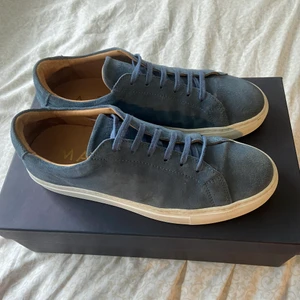 A Days March - Hej, jag säljer ett par A Days March sneakers färgen ”Storm Blue” och storleken 40, extra skosnören ingår i färgen blå!!! Använda kanske 3 ggr. Säljer pga köpte för stor storlek. Nypris är 1595kr men mitt pris kan diskuteras🥰