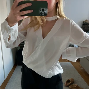 Vit blus Shein strl: S - Fin vit blus från shein. Sparsamt använd. 