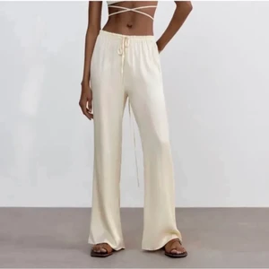 Zara byxor  - Säljer mina zara byxor som är helt slutsålda, i siden marteial. Väldigt lika linne byxor👌🏻💞