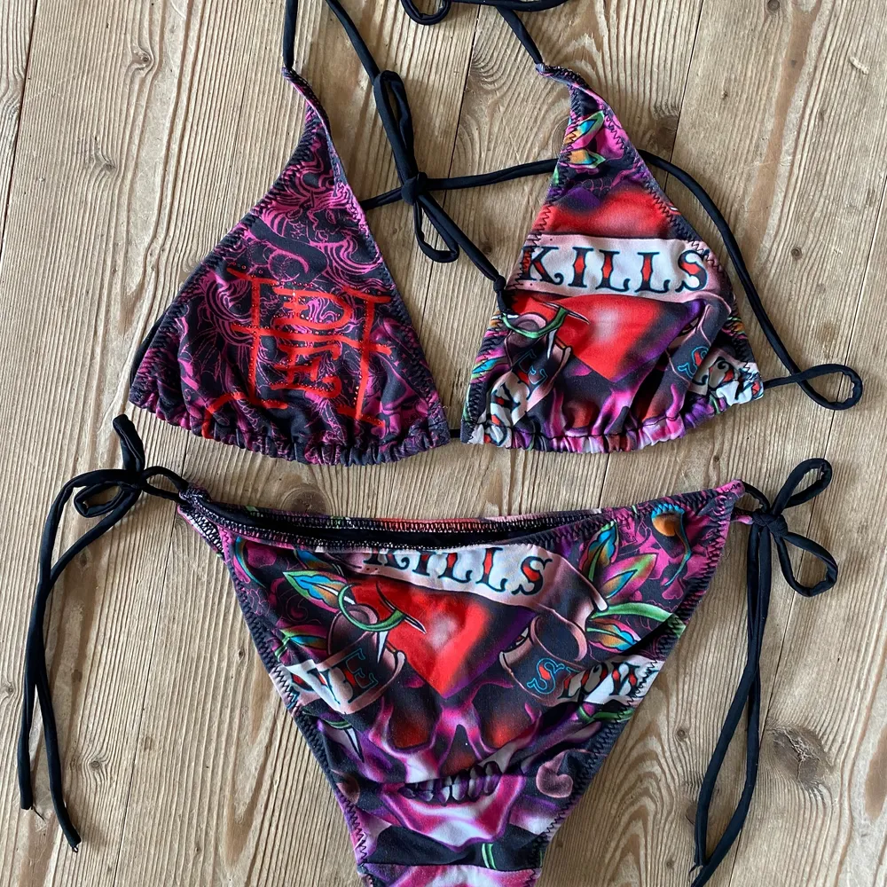 Riktigt cool bikini från Ed Hardy köpt här på plick för ett tag sedan men endast använd en gång 💌 med långa band gör den anpassningsbar och passar därmed de allra flesta!! Har själv storlek xs och den passar bra även om den är markerad ”L”🙌🏽 Några få stenar har åkt av men inget som syns . Övrigt.