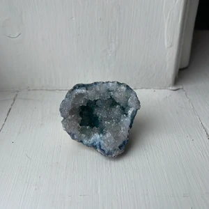 Lite färgat Bergskristall kluster  - Säljer denna fina bergskristalls geod. Det är lite blå färg inuti den men det är nästan helt borttvättat. !Äkta!  Skriv för intresse! Säljer endast vid bra pris 💗