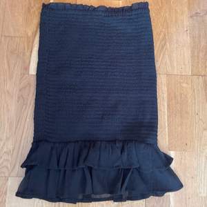 En oanvänd svart tajt kjol med volanger nederst på kjolen.🤍 Köparen står för frakten 🤍