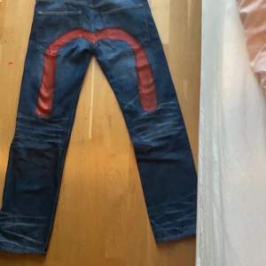 Säljer dessa asballa jeans! Har målat på den röda detaljen som gör en hel outfit 😻.                                 Skriv vid intresse 😛.                               (Rekommenderas att tvätta de för hand, om man inte köper en sprej som skyddar färgen )‼️