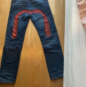 Balla jeans!! - Säljer dessa asballa jeans! Har målat på den röda detaljen som gör en hel outfit 😻.                                 Skriv vid intresse 😛.                               (Rekommenderas att tvätta de för hand, om man inte köper en sprej som skyddar färgen )‼️
